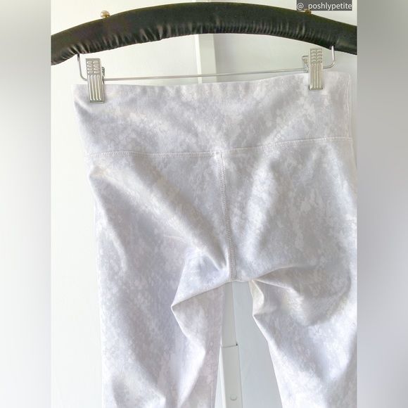 Alo XS white grey python snake print capri leggings workout pant - Picture 13 of 17
